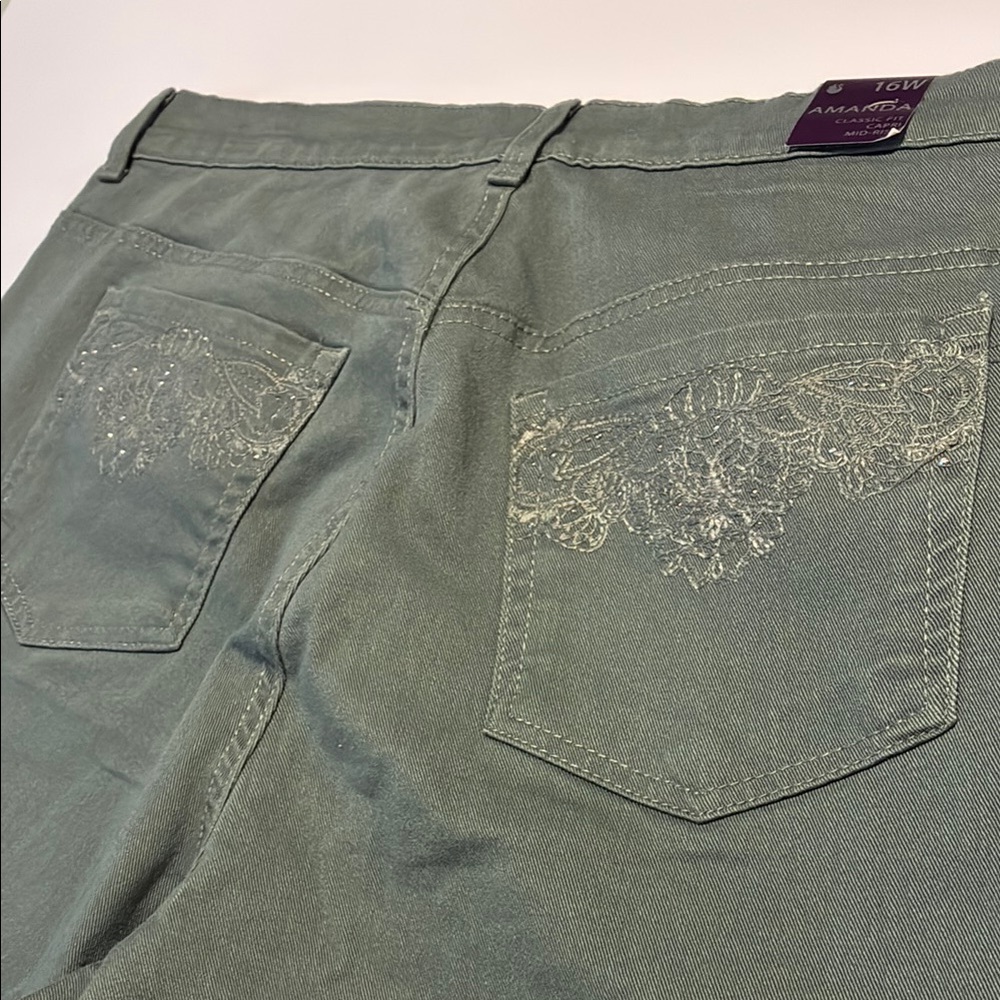 Gloria Vanderbilt, Amanda Capri
Mid rise classic fit
Size 16 W.    NWT